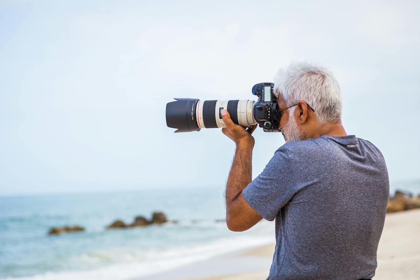 Nuestros Viajes Fotográficos están diseñados para los apasionados de la fotografía, desde aficionados hasta profesionales, que buscan capturar la esencia del mundo a través de su lente. Guiados por fotógrafos expertos, explorarás paisajes impresionantes, capturarás la vida silvestre en su hábitat natural y documentarás culturas vibrantes. Estas expediciones no solo enriquecerán tu portafolio, sino también tu alma.