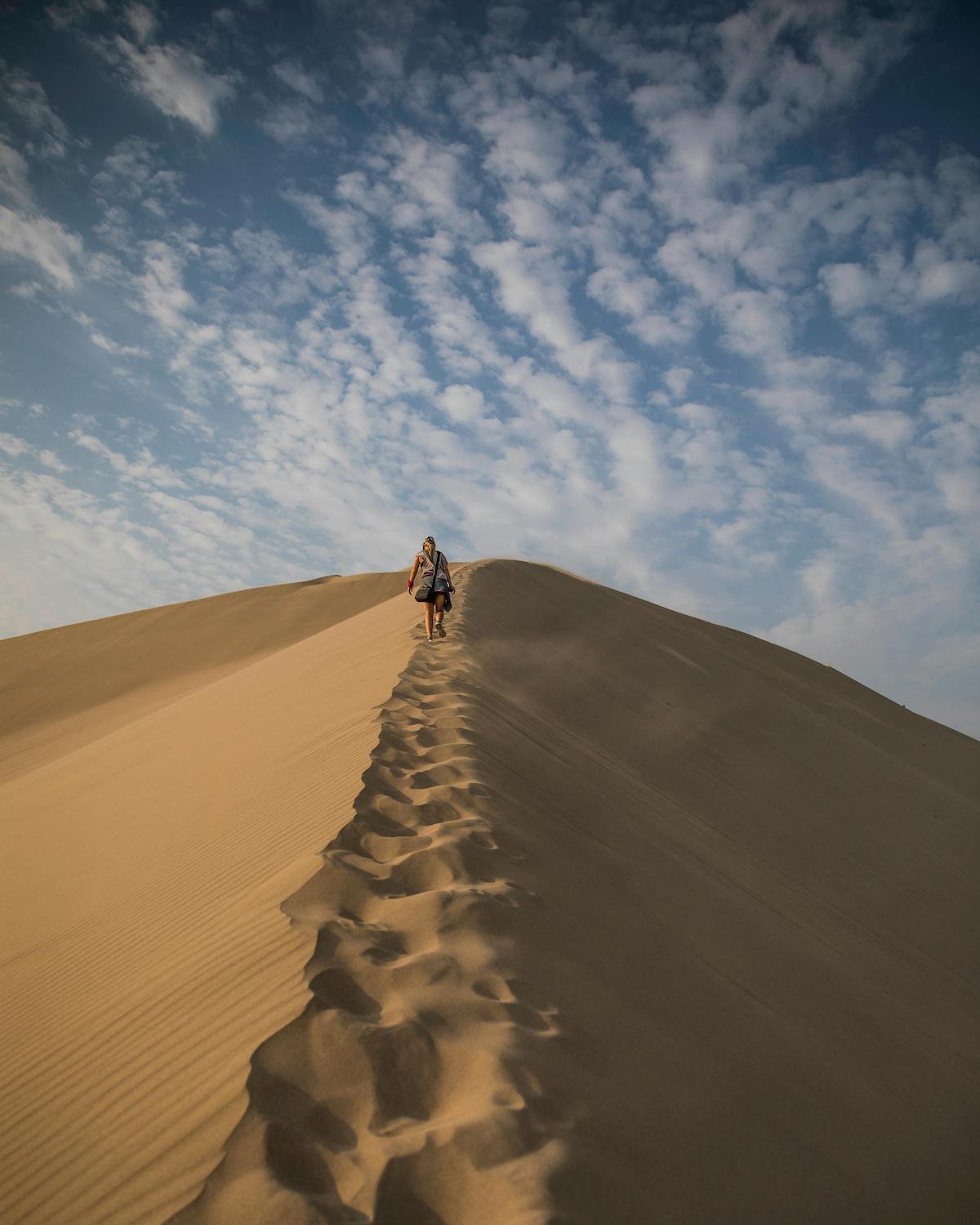 Nuestro servicio "Escapadas Singulares" está diseñado para el viajero independiente que busca una experiencia única y memorable sin la necesidad de un grupo. Desde alojamientos con encanto hasta itinerarios hechos a medida que te llevarán fuera de los caminos trillados, te aseguramos una aventura que resonará con tu espíritu libre y curioso.